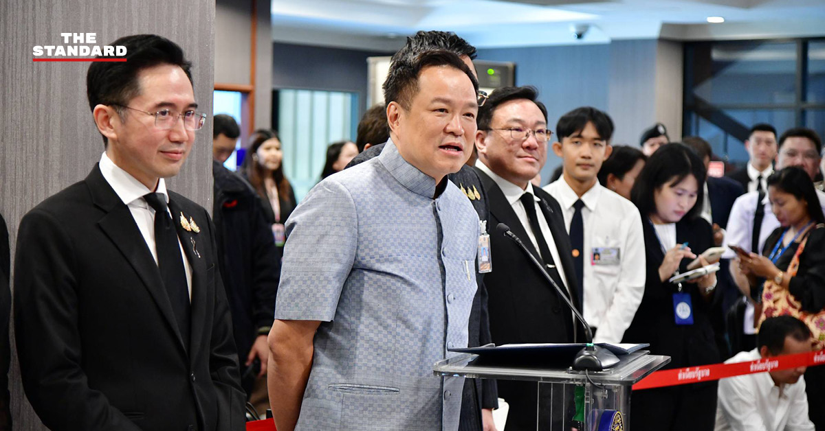 ภาพ อนุทิน ชาญวีรกูล นายกรัฐมนตรี ให้สัมภาษณ์สื่อมวลชนเกี่ยวกับประเด็นค่าไฟแฝง