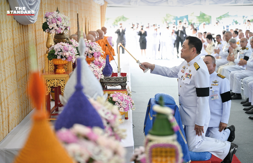 ภาพนายกรัฐมนตรีนำคณะทำบุญตักบาตรพระสงฆ์ 149 รูป ที่มณฑลพิธีท้องสนามหลวง เนื่องในโอกาสวันเฉลิมพระชนมพรรษา สมเด็จพระนางเจ้าฯ พระบรมราชินี 1
