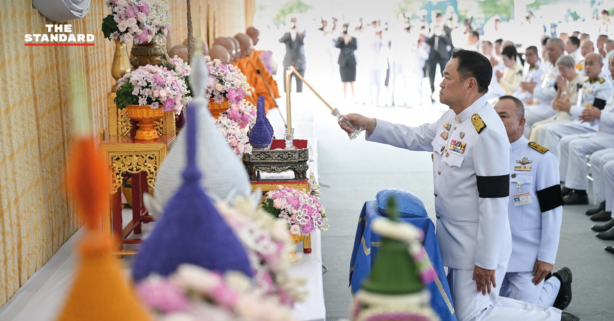 ภาพนายกรัฐมนตรีนำคณะทำบุญตักบาตรพระสงฆ์ 149 รูป ที่มณฑลพิธีท้องสนามหลวง เนื่องในโอกาสวันเฉลิมพระชนมพรรษา สมเด็จพระนางเจ้าฯ พระบรมราชินี