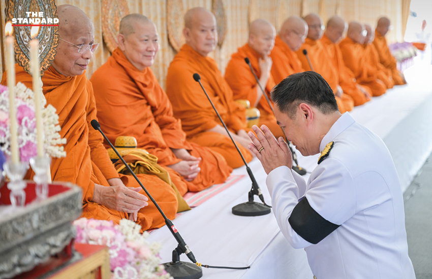 ภาพนายกรัฐมนตรีนำคณะทำบุญตักบาตรพระสงฆ์ 149 รูป ที่มณฑลพิธีท้องสนามหลวง เนื่องในโอกาสวันเฉลิมพระชนมพรรษา สมเด็จพระนางเจ้าฯ พระบรมราชินี 2