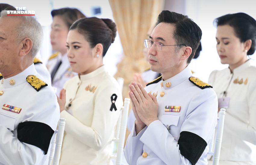 ภาพนายกรัฐมนตรีนำคณะทำบุญตักบาตรพระสงฆ์ 149 รูป ที่มณฑลพิธีท้องสนามหลวง เนื่องในโอกาสวันเฉลิมพระชนมพรรษา สมเด็จพระนางเจ้าฯ พระบรมราชินี 3