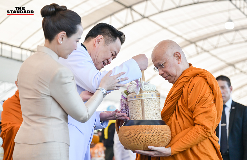 ภาพนายกรัฐมนตรีนำคณะทำบุญตักบาตรพระสงฆ์ 149 รูป ที่มณฑลพิธีท้องสนามหลวง เนื่องในโอกาสวันเฉลิมพระชนมพรรษา สมเด็จพระนางเจ้าฯ พระบรมราชินี 4