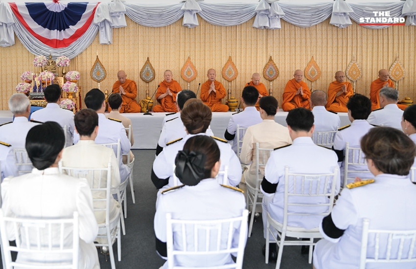 ภาพนายกรัฐมนตรีนำคณะทำบุญตักบาตรพระสงฆ์ 149 รูป ที่มณฑลพิธีท้องสนามหลวง เนื่องในโอกาสวันเฉลิมพระชนมพรรษา สมเด็จพระนางเจ้าฯ พระบรมราชินี 5