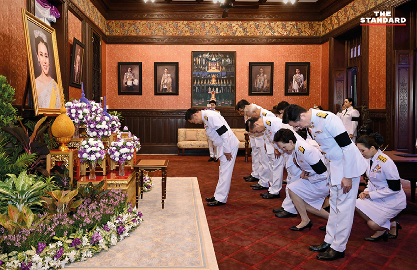 ภาพนายกรัฐมนตรีนำคณะทำบุญตักบาตรพระสงฆ์ 149 รูป ที่มณฑลพิธีท้องสนามหลวง เนื่องในโอกาสวันเฉลิมพระชนมพรรษา สมเด็จพระนางเจ้าฯ พระบรมราชินี 6