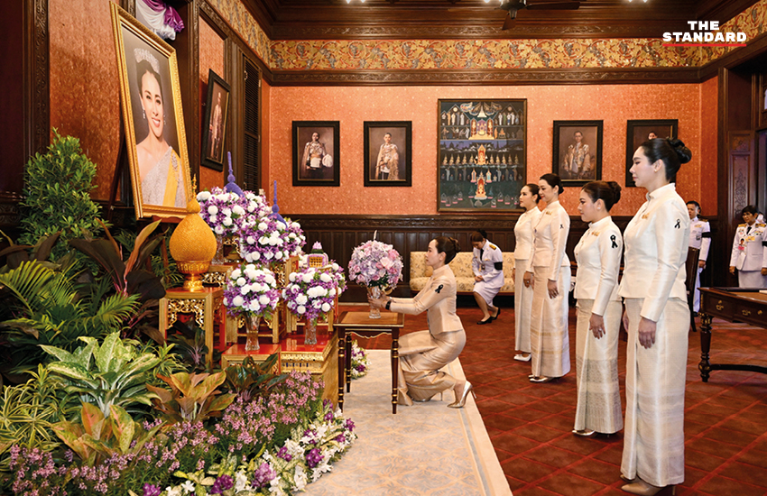 ภาพนายกรัฐมนตรีนำคณะทำบุญตักบาตรพระสงฆ์ 149 รูป ที่มณฑลพิธีท้องสนามหลวง เนื่องในโอกาสวันเฉลิมพระชนมพรรษา สมเด็จพระนางเจ้าฯ พระบรมราชินี 7