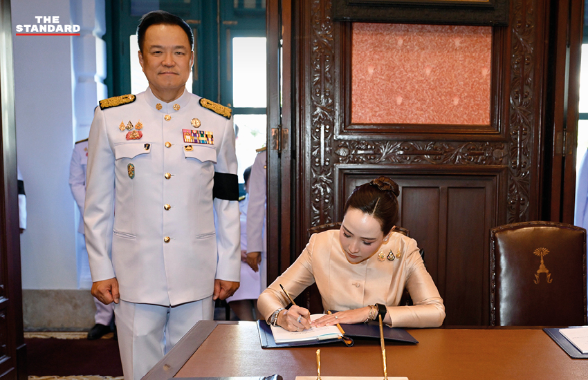ภาพนายกรัฐมนตรีนำคณะทำบุญตักบาตรพระสงฆ์ 149 รูป ที่มณฑลพิธีท้องสนามหลวง เนื่องในโอกาสวันเฉลิมพระชนมพรรษา สมเด็จพระนางเจ้าฯ พระบรมราชินี 8