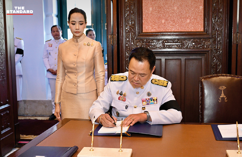 ภาพนายกรัฐมนตรีนำคณะทำบุญตักบาตรพระสงฆ์ 149 รูป ที่มณฑลพิธีท้องสนามหลวง เนื่องในโอกาสวันเฉลิมพระชนมพรรษา สมเด็จพระนางเจ้าฯ พระบรมราชินี 9