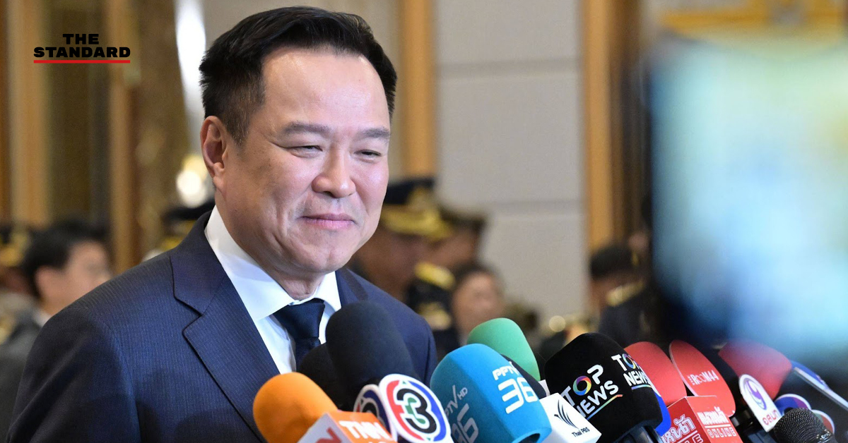 นายกรัฐมนตรีกำลังให้สัมภาษณ์สื่อมวลชน