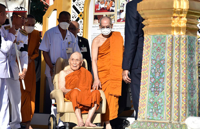 นายกรัฐมนตรีและภริยาทำบุญตักบาตรถวายพระราชกุศลฉลอง 99 พรรษา สมเด็จพระสังฆราช 2