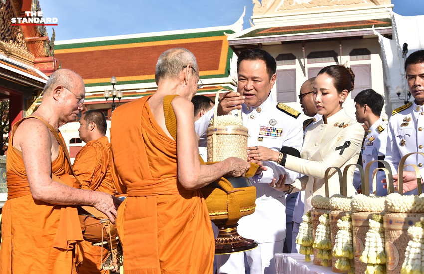 นายกรัฐมนตรีและภริยาทำบุญตักบาตรถวายพระราชกุศลฉลอง 99 พรรษา สมเด็จพระสังฆราช 3