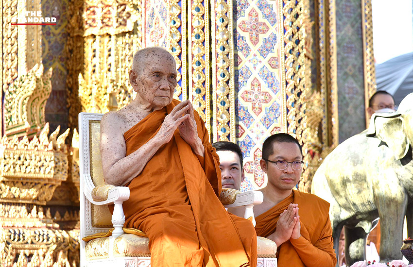 นายกรัฐมนตรีและภริยาทำบุญตักบาตรถวายพระราชกุศลฉลอง 99 พรรษา สมเด็จพระสังฆราช 4