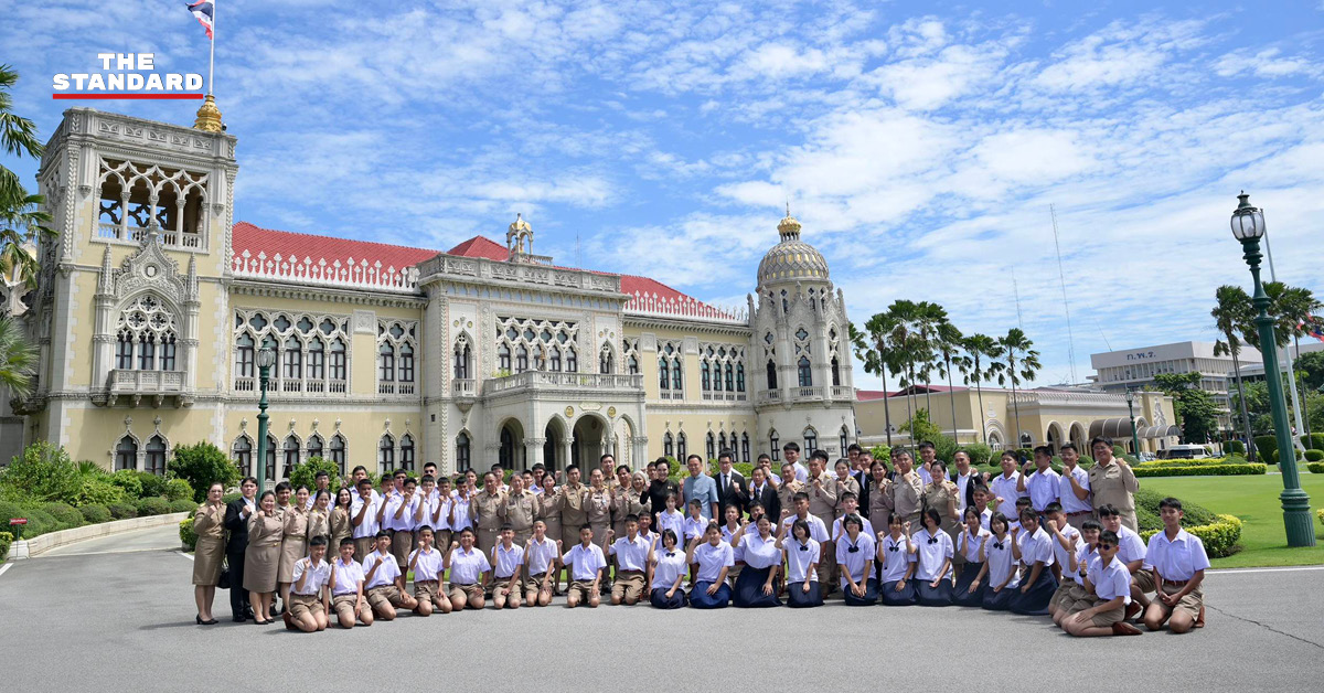 นายกรัฐมนตรีอนุทิน ชาญวีรกูล ถ่ายภาพร่วมกับคณะนักเรียนวงดุริยางค์โรงเรียนเบญจมราชูทิศ