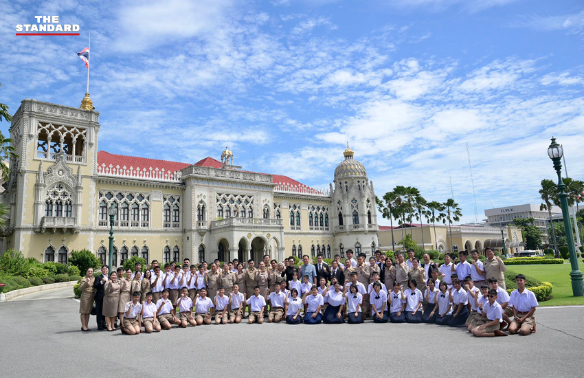 นายกรัฐมนตรีอนุทิน ชาญวีรกูล ถ่ายภาพร่วมกับคณะนักเรียนวงดุริยางค์โรงเรียนเบญจมราชูทิศ 1