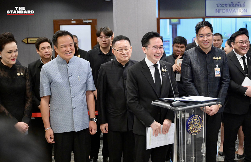 นายกรัฐมนตรีอนุทิน ชาญวีรกูล ถ่ายภาพร่วมกับคณะนักเรียนวงดุริยางค์โรงเรียนเบญจมราชูทิศ 2