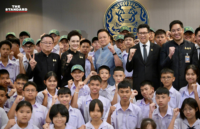 นายกรัฐมนตรีอนุทิน ชาญวีรกูล ถ่ายภาพร่วมกับคณะนักเรียนวงดุริยางค์โรงเรียนเบญจมราชูทิศ 3