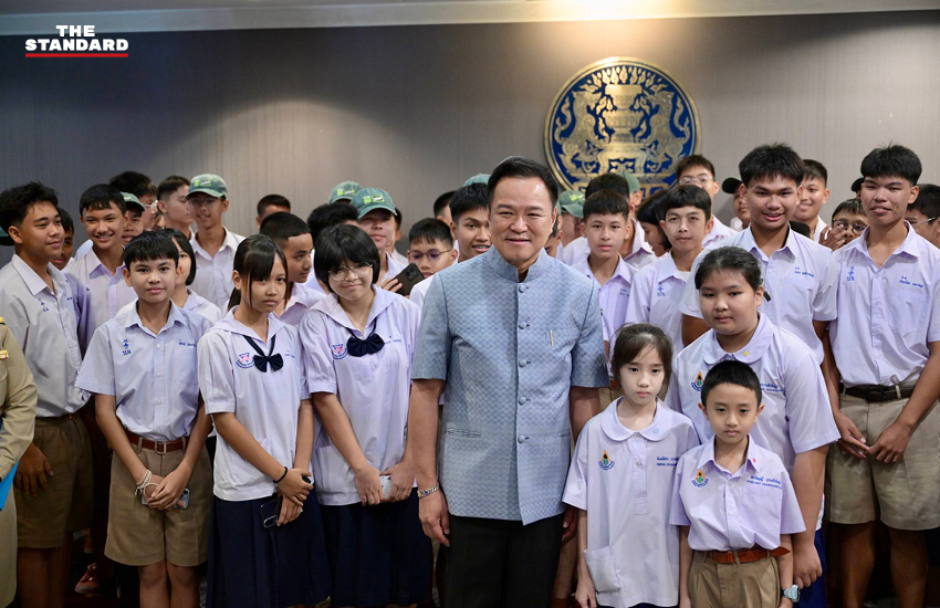 นายกรัฐมนตรีอนุทิน ชาญวีรกูล ถ่ายภาพร่วมกับคณะนักเรียนวงดุริยางค์โรงเรียนเบญจมราชูทิศ 4