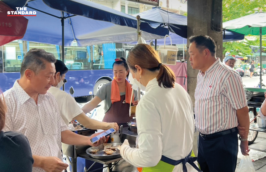 นายกรัฐมนตรีอนุทิน ชาญวีรกูล เดินพบปะประชาชนและผู้ค้าในตลาดศรีย่าน 4
