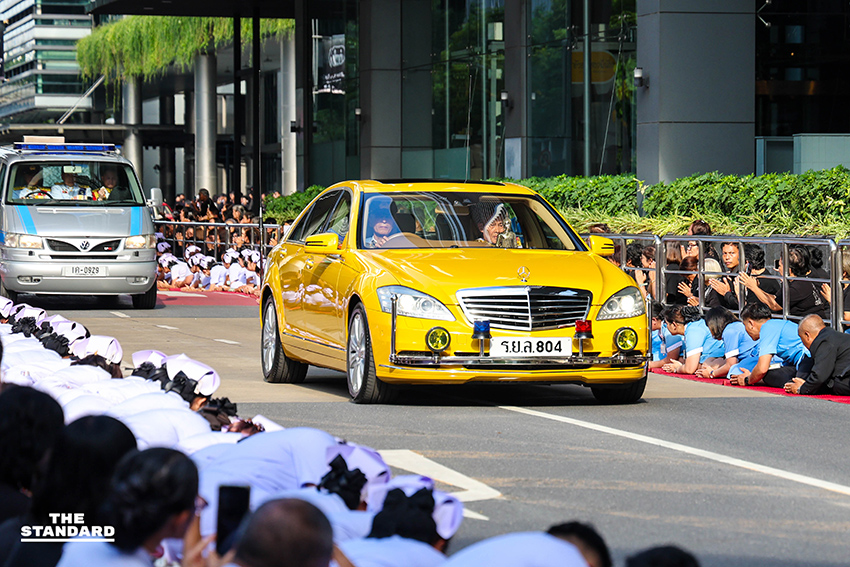 ภาพขบวนพระศพสมเด็จพระเจ้าลูกเธอ เจ้าฟ้าพัชรกิติยาภาฯ เคลื่อนผ่านประชาชนที่เฝ้ารอถวายความอาลัย 11