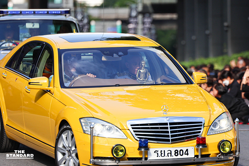 ภาพขบวนพระศพสมเด็จพระเจ้าลูกเธอ เจ้าฟ้าพัชรกิติยาภาฯ เคลื่อนผ่านประชาชนที่เฝ้ารอถวายความอาลัย 12