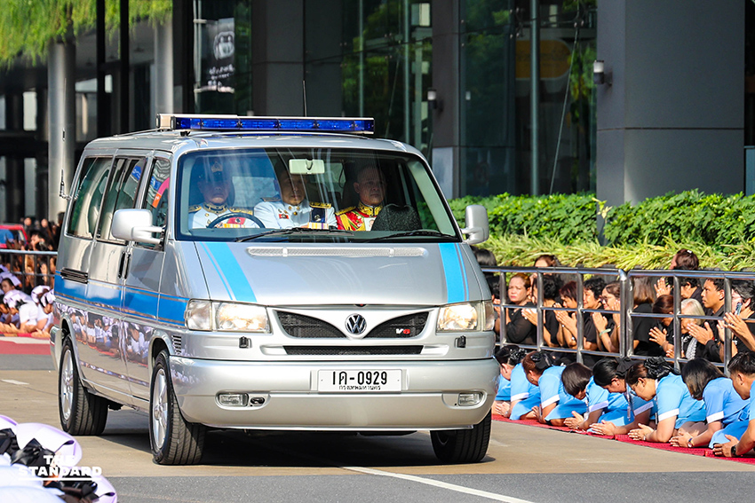 ภาพขบวนพระศพสมเด็จพระเจ้าลูกเธอ เจ้าฟ้าพัชรกิติยาภาฯ เคลื่อนผ่านประชาชนที่เฝ้ารอถวายความอาลัย 13