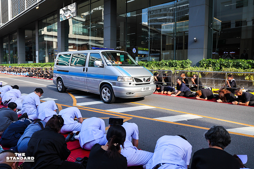 ภาพขบวนพระศพสมเด็จพระเจ้าลูกเธอ เจ้าฟ้าพัชรกิติยาภาฯ เคลื่อนผ่านประชาชนที่เฝ้ารอถวายความอาลัย 14