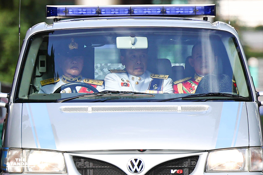 ภาพขบวนพระศพสมเด็จพระเจ้าลูกเธอ เจ้าฟ้าพัชรกิติยาภาฯ เคลื่อนผ่านประชาชนที่เฝ้ารอถวายความอาลัย 15