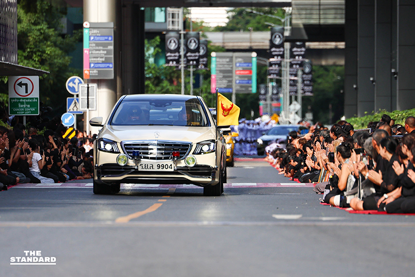 ภาพขบวนพระศพสมเด็จพระเจ้าลูกเธอ เจ้าฟ้าพัชรกิติยาภาฯ เคลื่อนผ่านประชาชนที่เฝ้ารอถวายความอาลัย 16