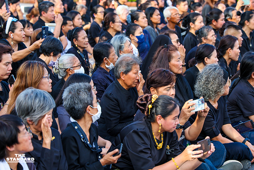 ภาพขบวนพระศพสมเด็จพระเจ้าลูกเธอ เจ้าฟ้าพัชรกิติยาภาฯ เคลื่อนผ่านประชาชนที่เฝ้ารอถวายความอาลัย 18