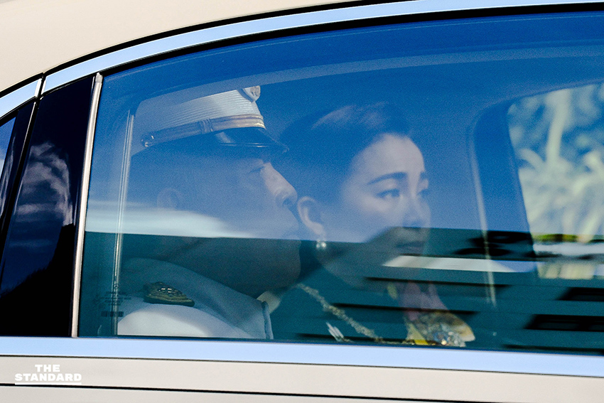ภาพขบวนพระศพสมเด็จพระเจ้าลูกเธอ เจ้าฟ้าพัชรกิติยาภาฯ เคลื่อนผ่านประชาชนที่เฝ้ารอถวายความอาลัย 2