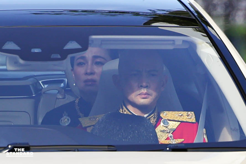 ภาพขบวนพระศพสมเด็จพระเจ้าลูกเธอ เจ้าฟ้าพัชรกิติยาภาฯ เคลื่อนผ่านประชาชนที่เฝ้ารอถวายความอาลัย 4