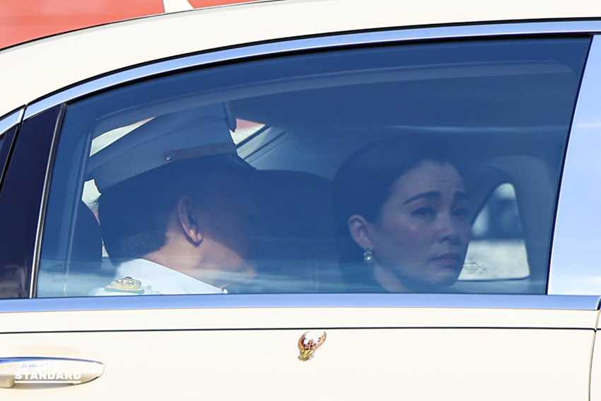 ภาพขบวนพระศพสมเด็จพระเจ้าลูกเธอ เจ้าฟ้าพัชรกิติยาภาฯ เคลื่อนผ่านประชาชนที่เฝ้ารอถวายความอาลัย 6