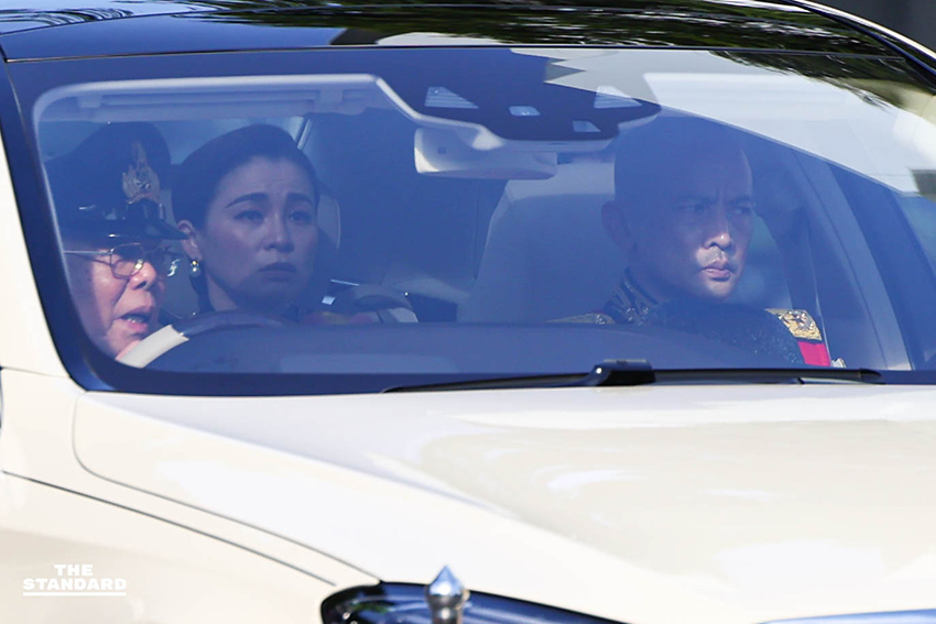 ภาพขบวนพระศพสมเด็จพระเจ้าลูกเธอ เจ้าฟ้าพัชรกิติยาภาฯ เคลื่อนผ่านประชาชนที่เฝ้ารอถวายความอาลัย 7