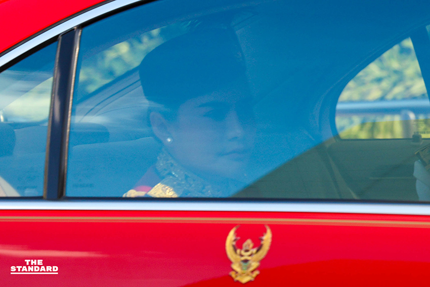 ภาพขบวนพระศพสมเด็จพระเจ้าลูกเธอ เจ้าฟ้าพัชรกิติยาภาฯ เคลื่อนผ่านประชาชนที่เฝ้ารอถวายความอาลัย 9
