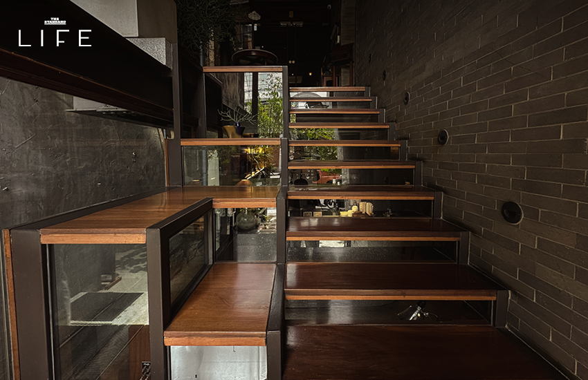 ภาพมุมกว้างภายในคาเฟ่ PULSE Tanao ที่มีแสงธรรมชาติส่องถึงและบรรยากาศอบอุ่น 3