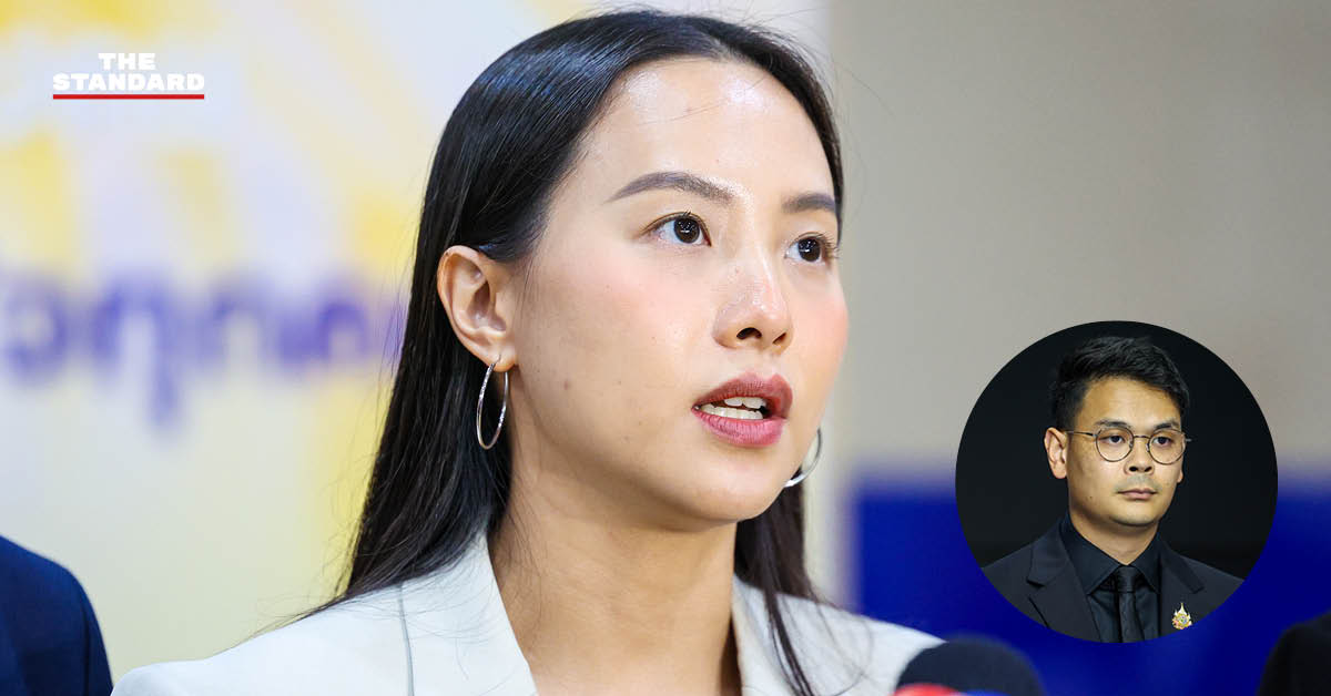 รักชนก ศรีนอก สส. พรรคประชาชน กำลังให้สัมภาษณ์สื่อ