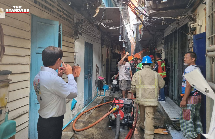 เจ้าหน้าที่กำลังควบคุมเพลิงไหม้ภายในชุมชนซอยพระราม 6 แยก 15 3