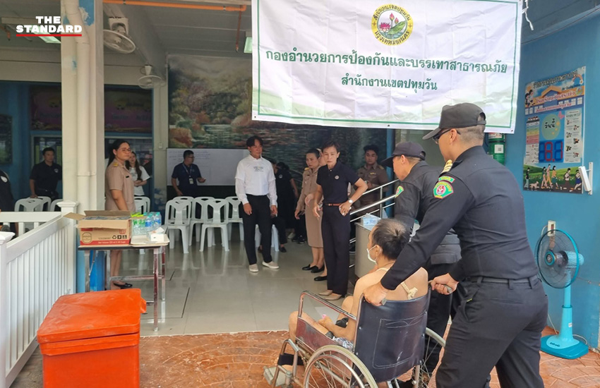 เจ้าหน้าที่กำลังควบคุมเพลิงไหม้ภายในชุมชนซอยพระราม 6 แยก 15 4