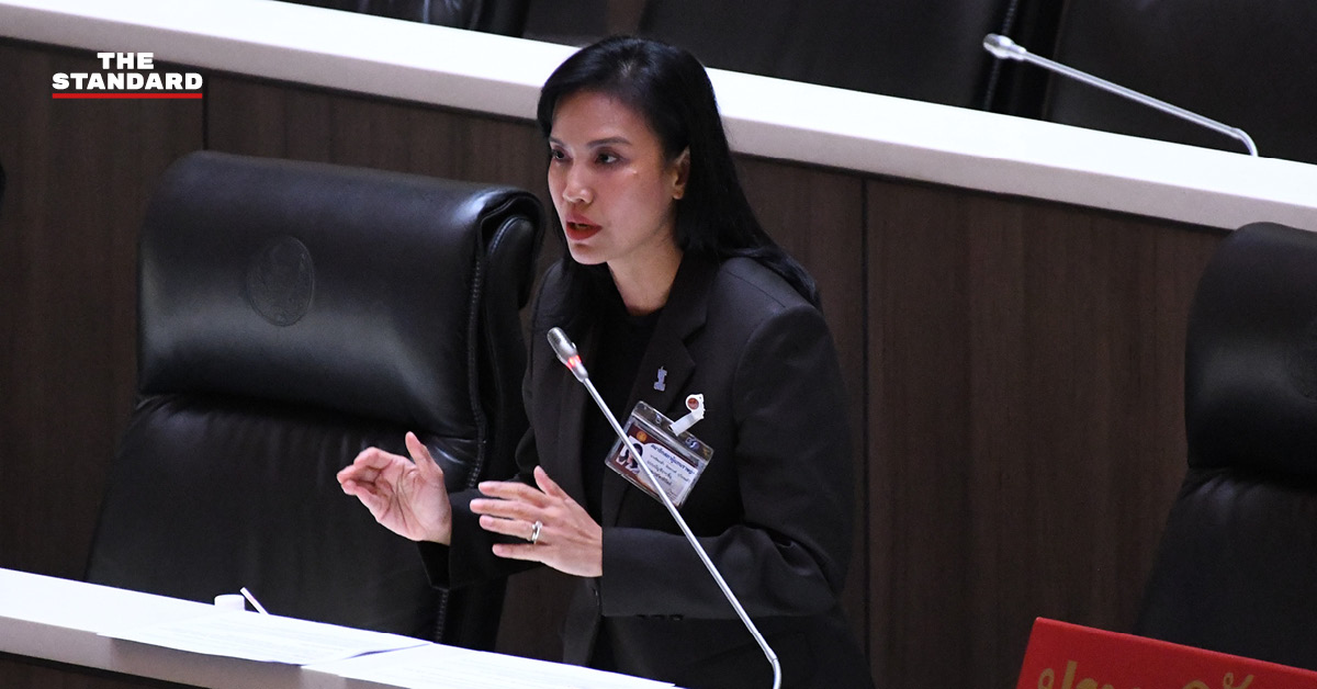 รัดเกล้า อินทวงศ์ สุวรรณคีรี สส. พรรคประชาธิปัตย์ กำลังอภิปรายในรัฐสภา