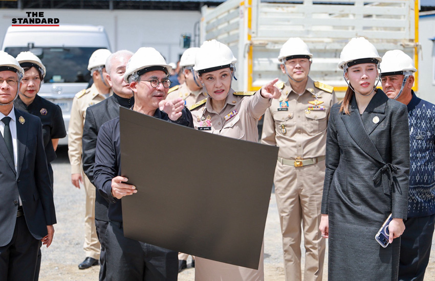 ภาพ ศุภจี สุธรรมพันธุ์ และ ซาบีดา ไทยเศรษฐ์ ตรวจเยี่ยมความคืบหน้าการจัดสร้างพระเมรุมาศ 2