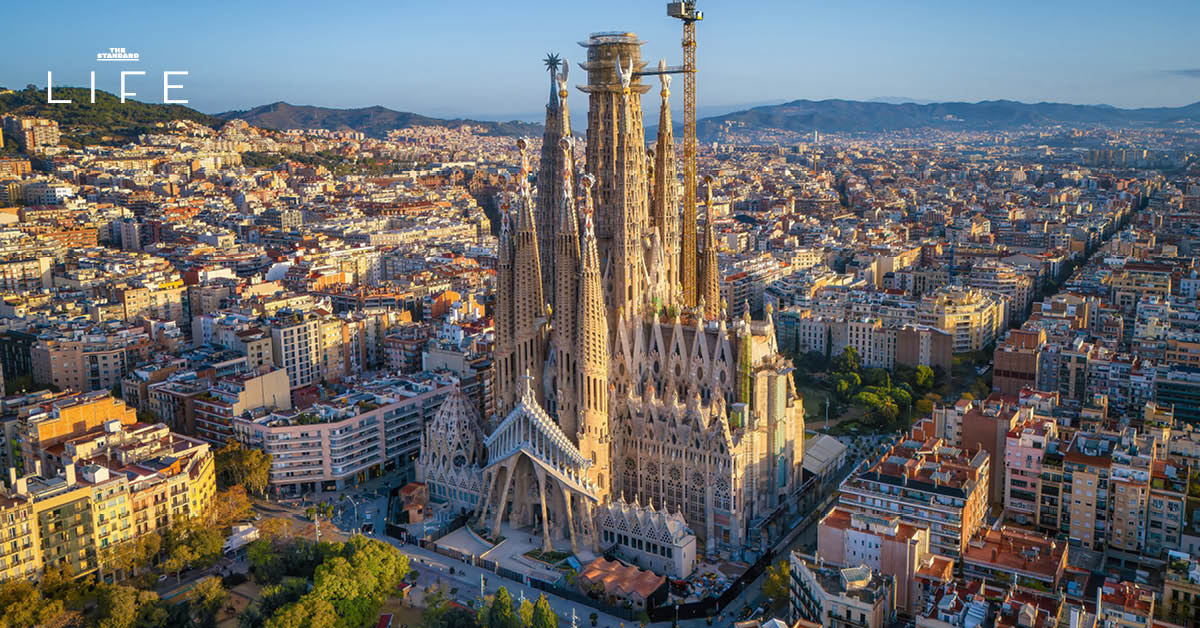 ภาพมุมกว้างของมหาวิหาร Sagrada Familia ในเมืองบาร์เซโลนา ประเทศสเปน