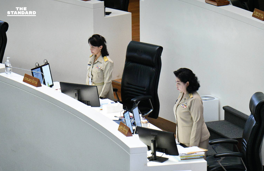 ภาพสมาชิกวุฒิสภาร่วมกันยืนสงบนิ่งถวายความอาลัย 3