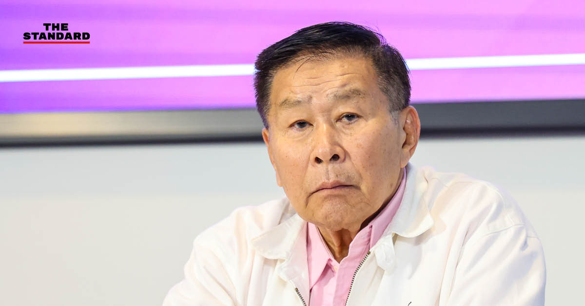 พล.ต.อ.เสรีพิศุทธ์ เตมียเวส หัวหน้าพรรคเสรีรวมไทย กำลังให้สัมภาษณ์สื่อมวลชน