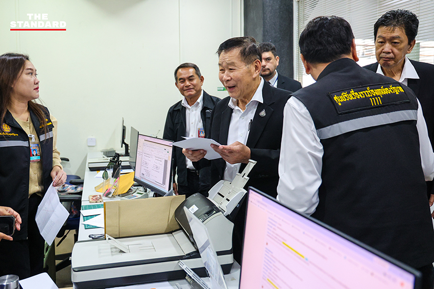 พล.ต.อ.เสรีพิศุทธ์ เตมียเวส ยื่นหนังสือร้องเรียนที่ศูนย์รับเรื่องราวร้องทุกข์ของรัฐบาล 5