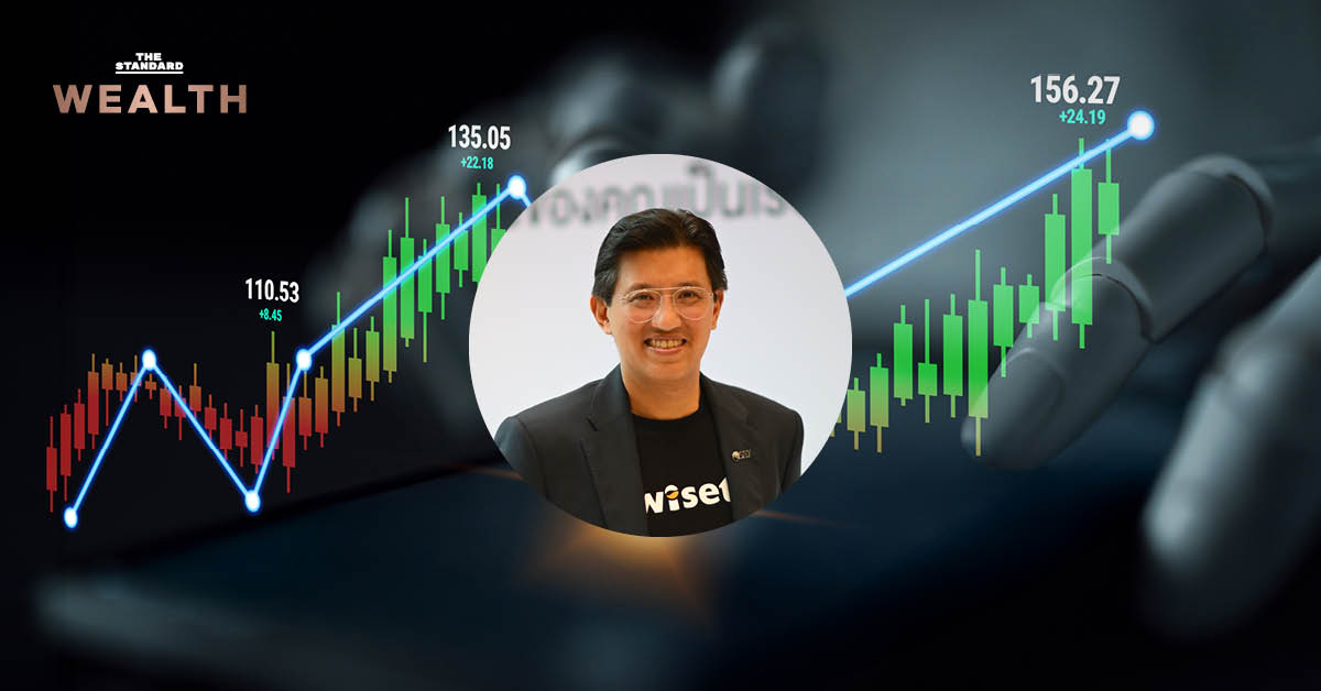 ภาพมือหุ่นยนต์กำลังแตะหน้าจอสมาร์ทโฟน สื่อถึงเทคโนโลยีและตลาดหุ้น