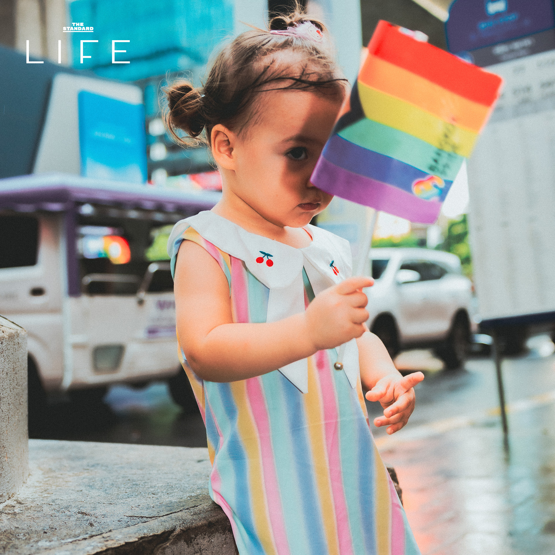 ภาพผู้คนหลากหลายเฉลิมฉลองเทศกาล Pride บนถนนสีลม ประดับประดาด้วยธงสีรุ้งและรอยยิ้มแห่งอิสรภาพ 1