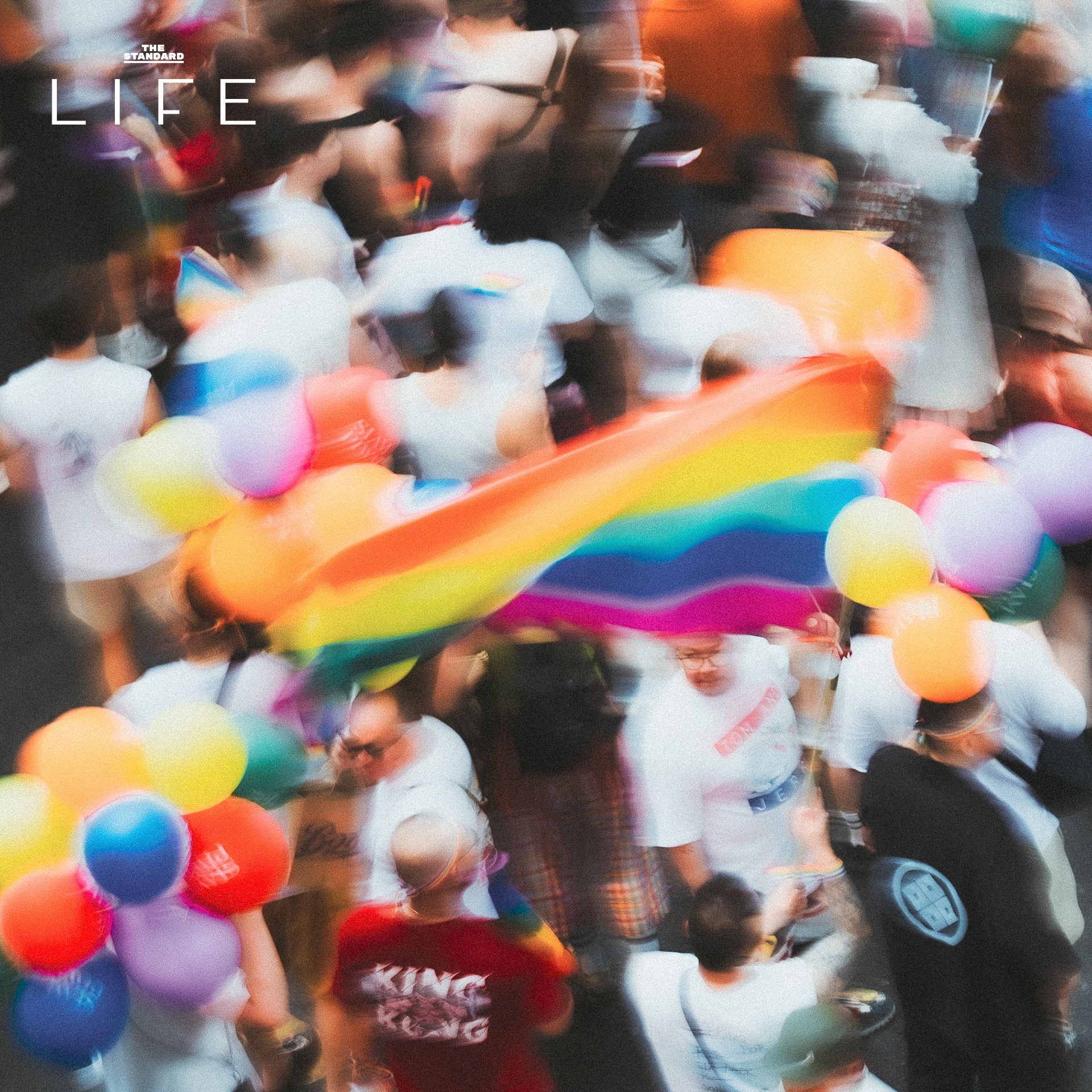 ภาพผู้คนหลากหลายเฉลิมฉลองเทศกาล Pride บนถนนสีลม ประดับประดาด้วยธงสีรุ้งและรอยยิ้มแห่งอิสรภาพ 2