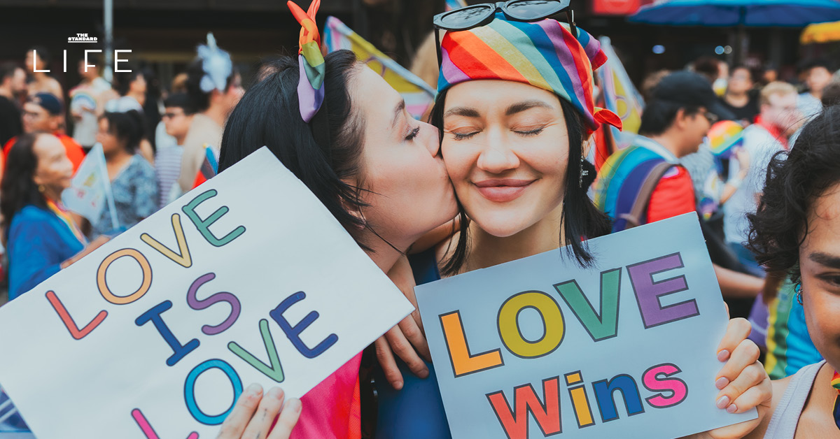 ภาพผู้คนหลากหลายเฉลิมฉลองเทศกาล Pride บนถนนสีลม ประดับประดาด้วยธงสีรุ้งและรอยยิ้มแห่งอิสรภาพ