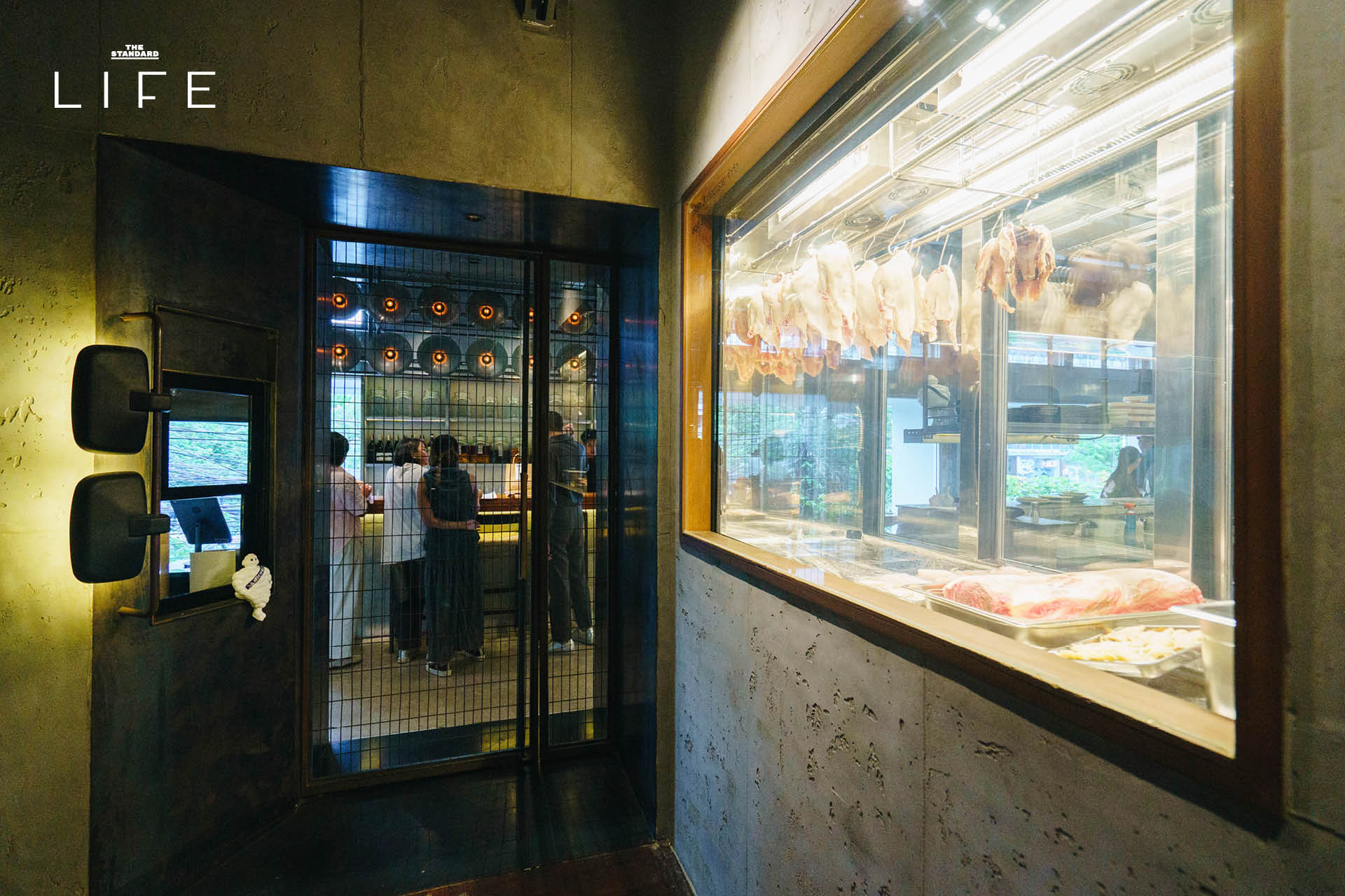 บรรยากาศร้าน SIPLOR แคชชวลไดนิง พร้อมอาหารที่หยิบกินด้วยมือและค็อกเทล 1