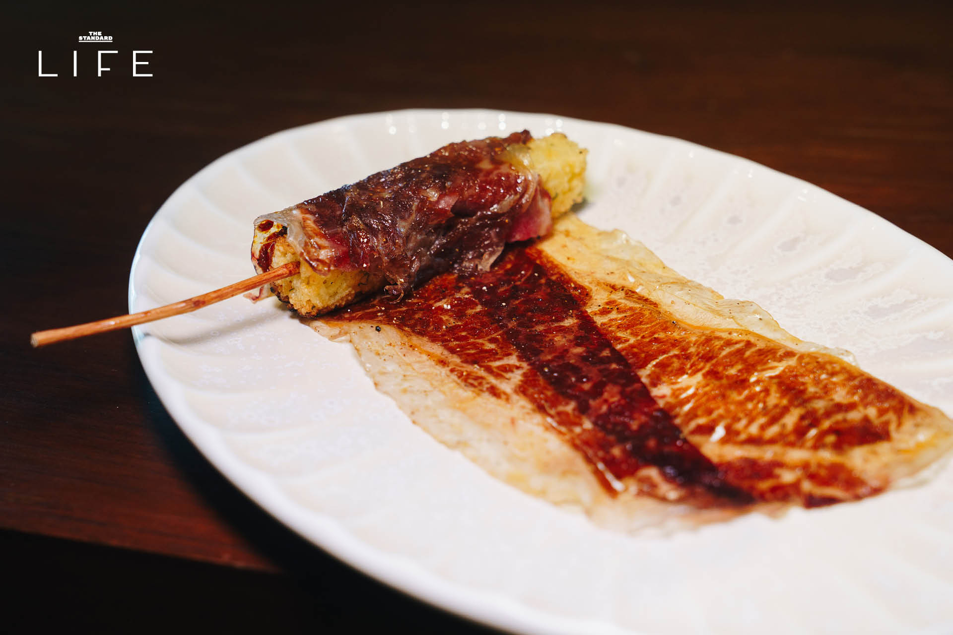 บรรยากาศร้าน SIPLOR แคชชวลไดนิง พร้อมอาหารที่หยิบกินด้วยมือและค็อกเทล 13