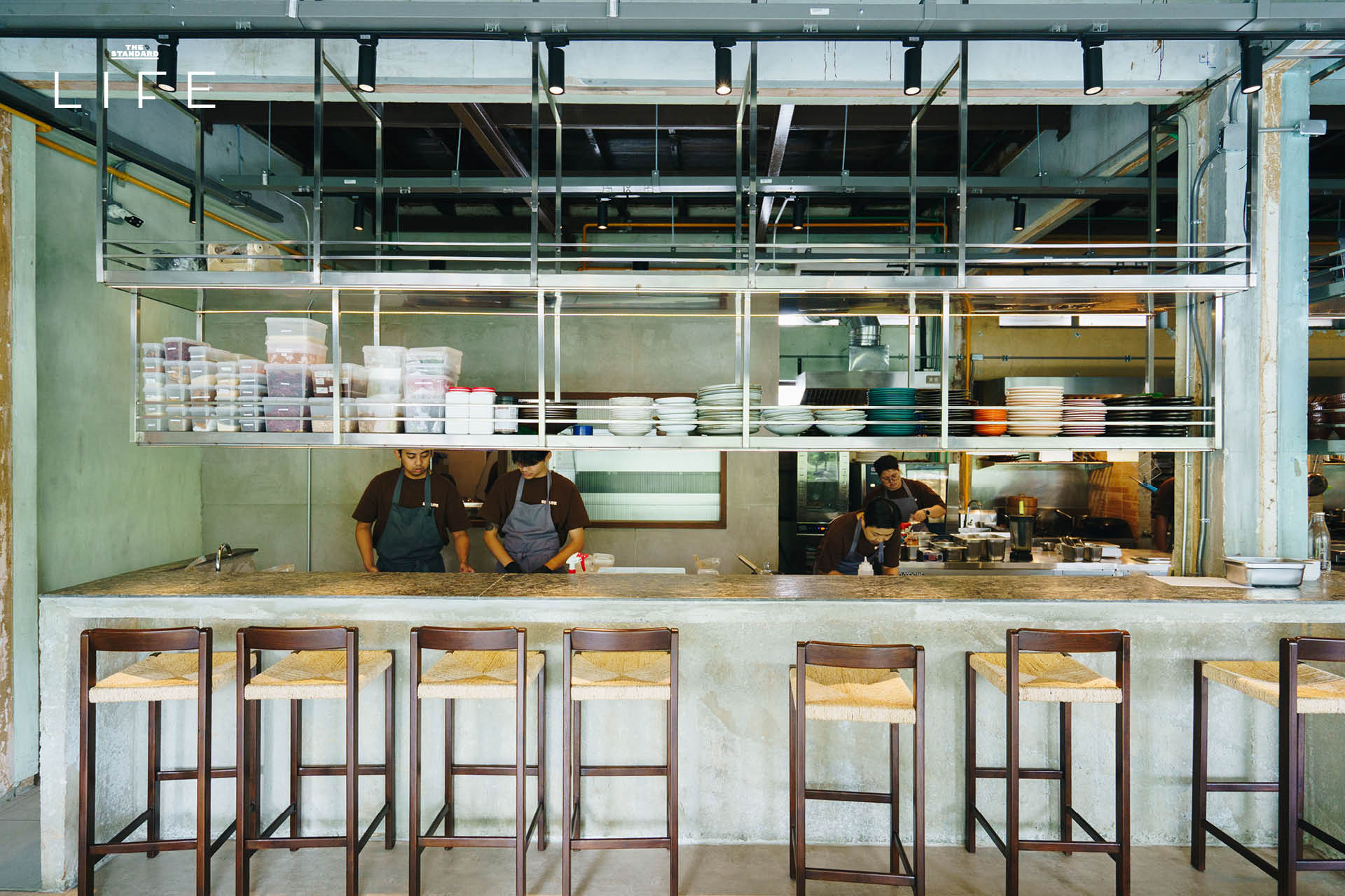 บรรยากาศร้าน SIPLOR แคชชวลไดนิง พร้อมอาหารที่หยิบกินด้วยมือและค็อกเทล 5